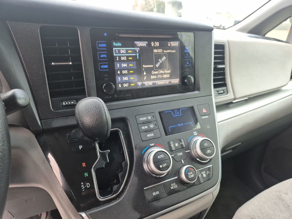 2017 Toyota Sienna Image 6