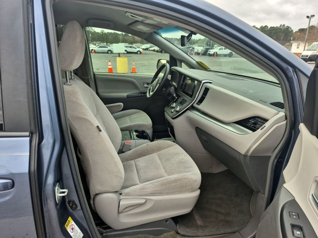2017 Toyota Sienna Image 8