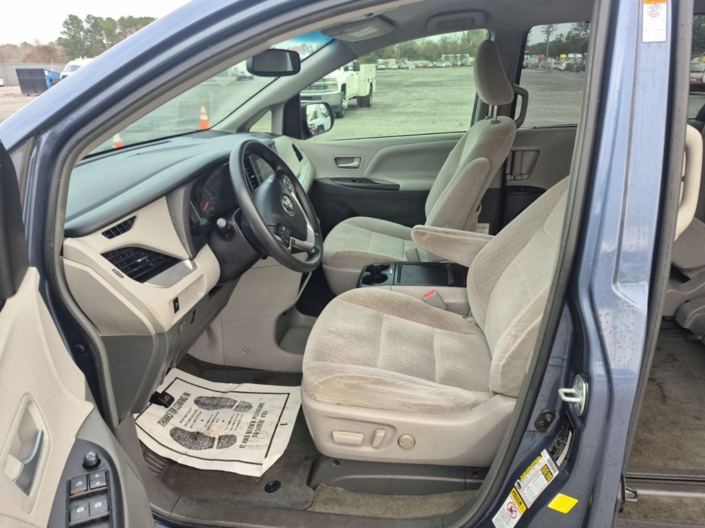 2017 Toyota Sienna Image 9