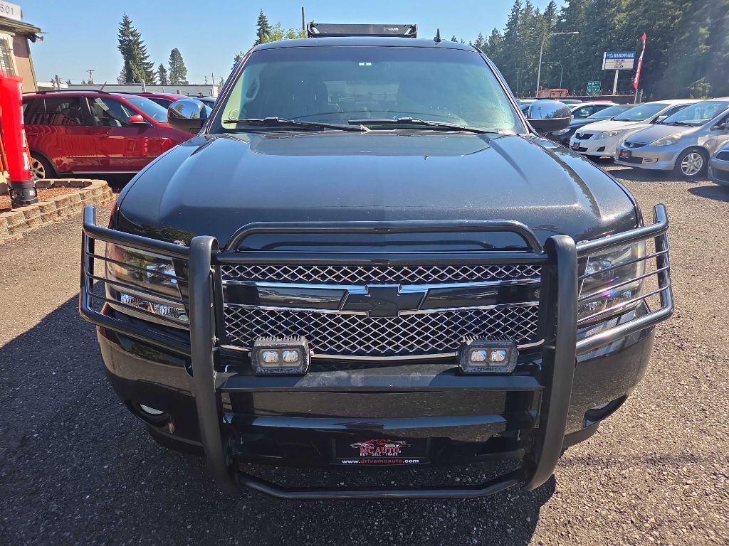 2011 Chevrolet Suburban Image 3