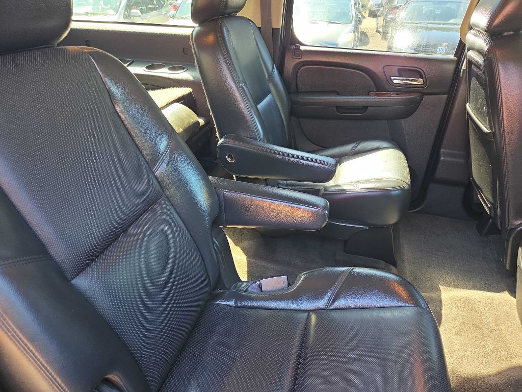 2011 Chevrolet Suburban Image 11