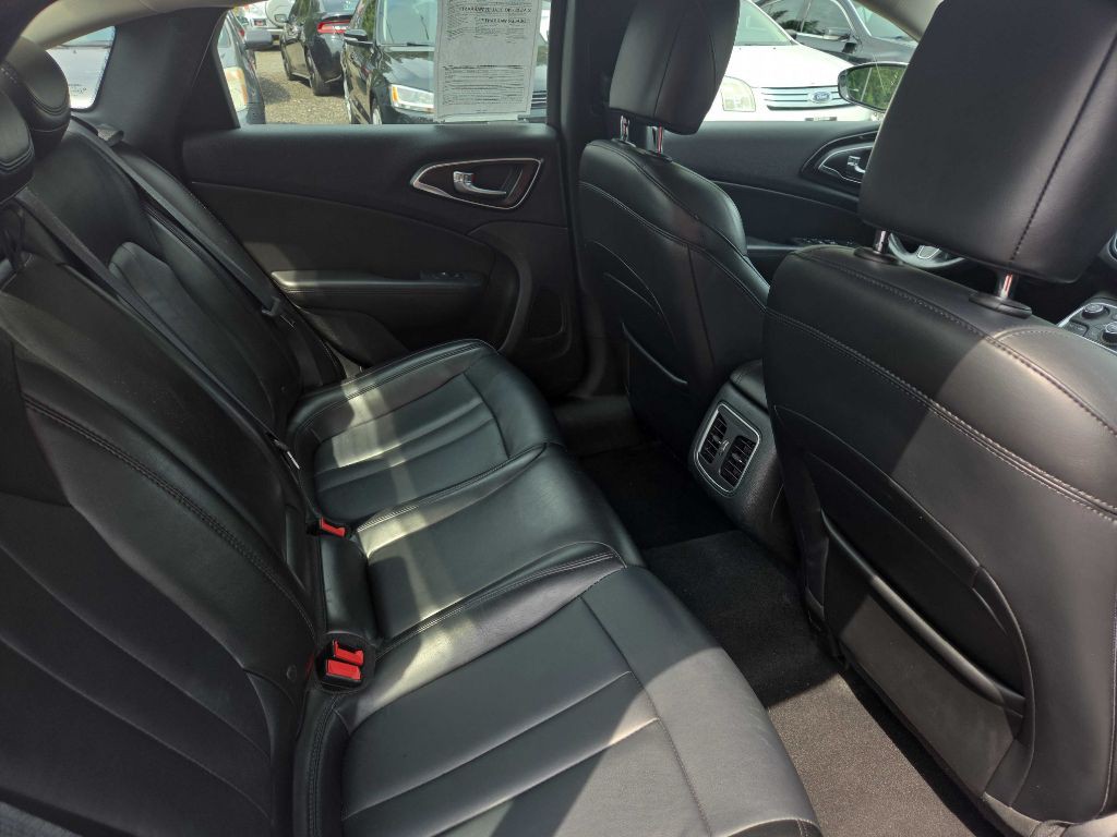 2016 Chrysler 200 Image 9