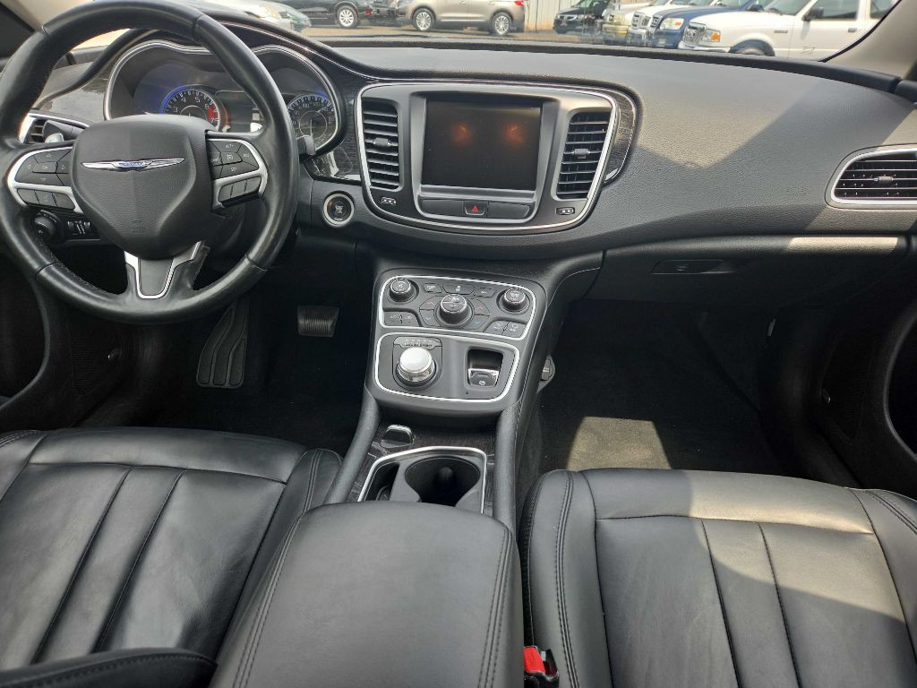 2016 Chrysler 200 Image 10