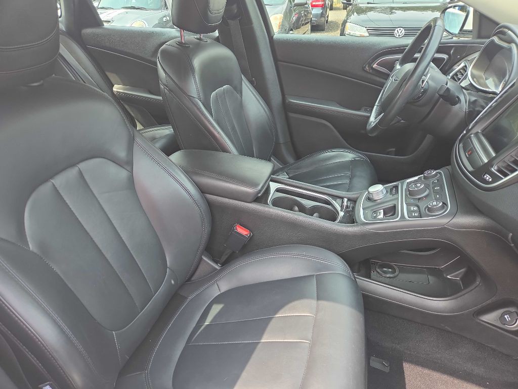 2016 Chrysler 200 Image 11