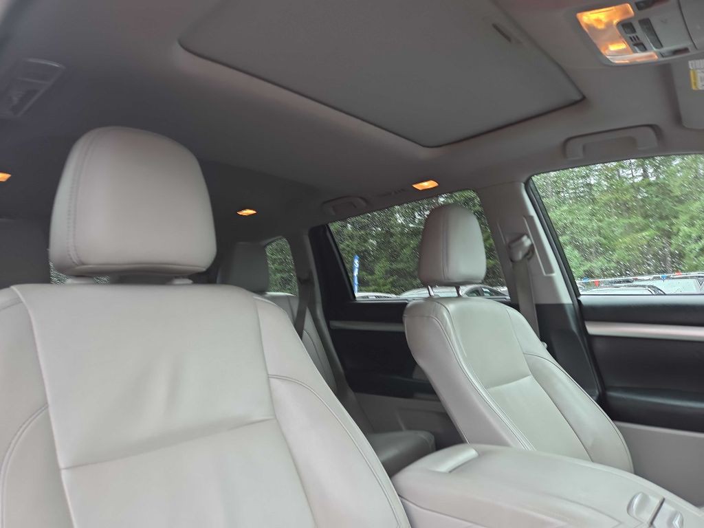 2014 Toyota Highlander Image 13