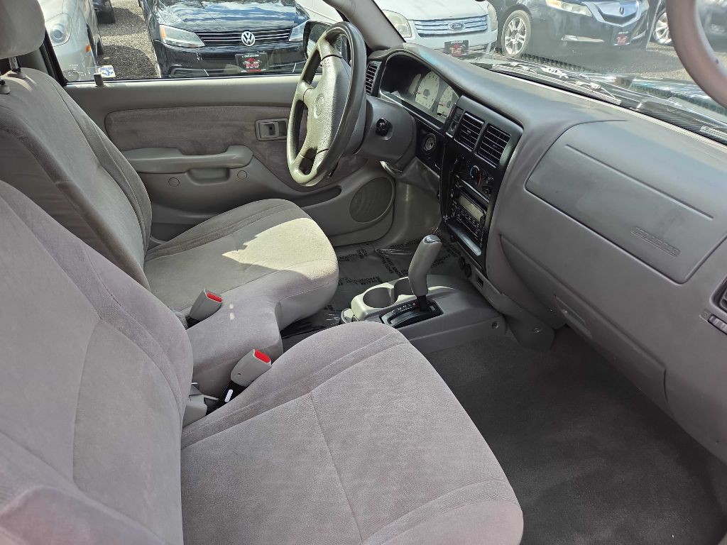 2004 Toyota Tacoma Image 9