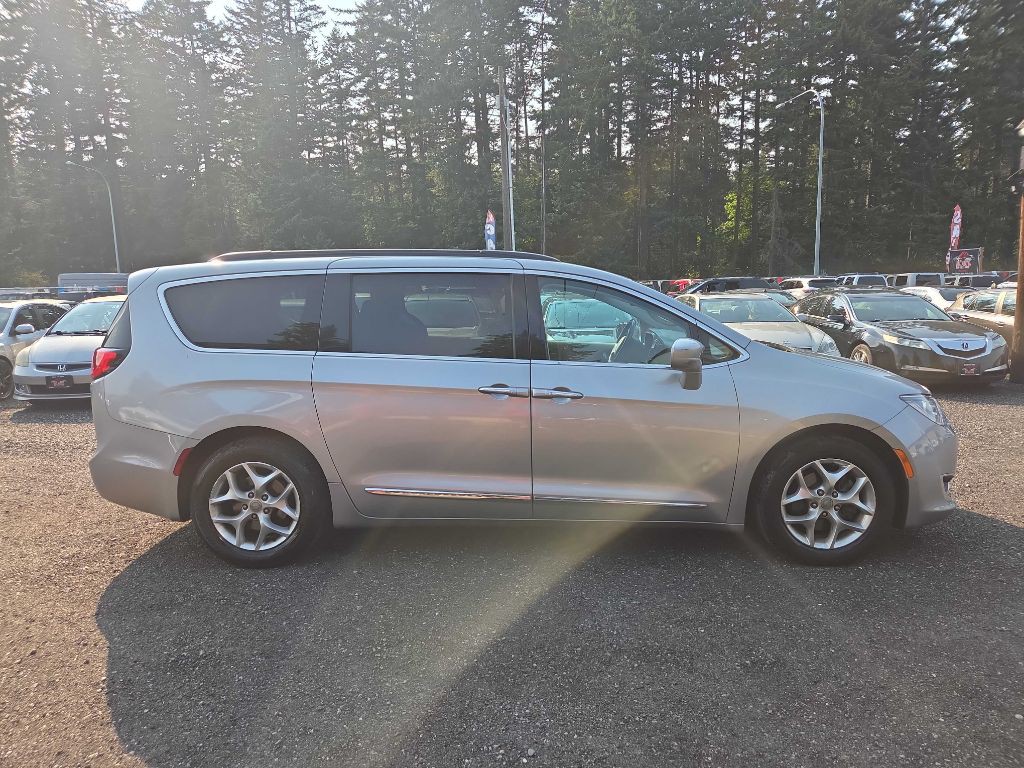2017 Chrysler Pacifica Image 1
