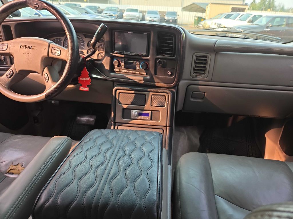 2005 GMC Yukon Image 10