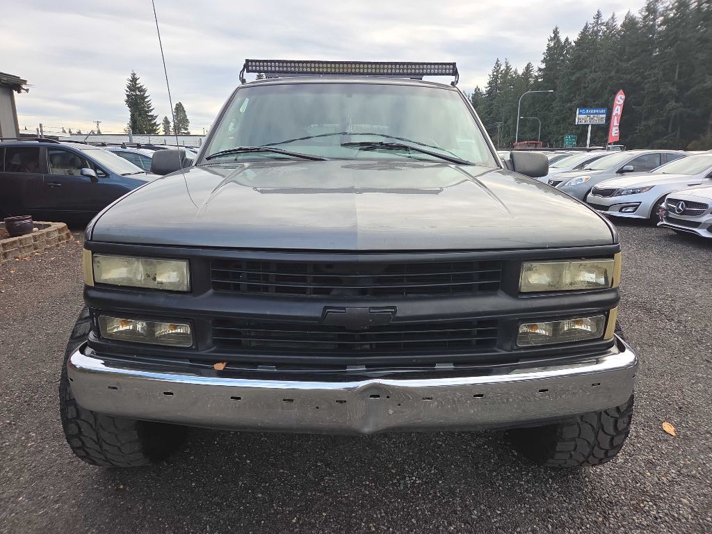 1999 Chevrolet Suburban Image 2