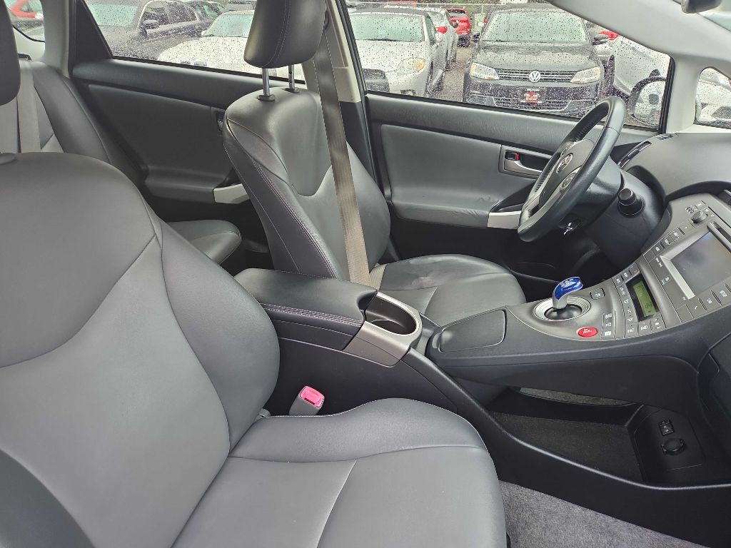 2013 Toyota Prius Image 10