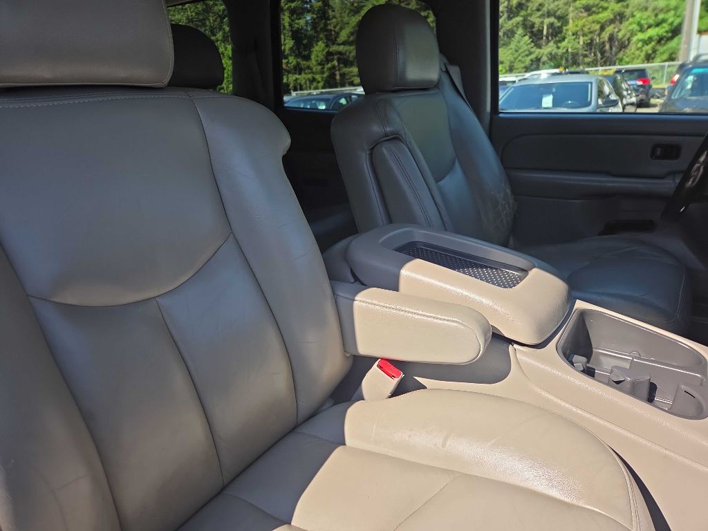 2004 Chevrolet Tahoe Image 12