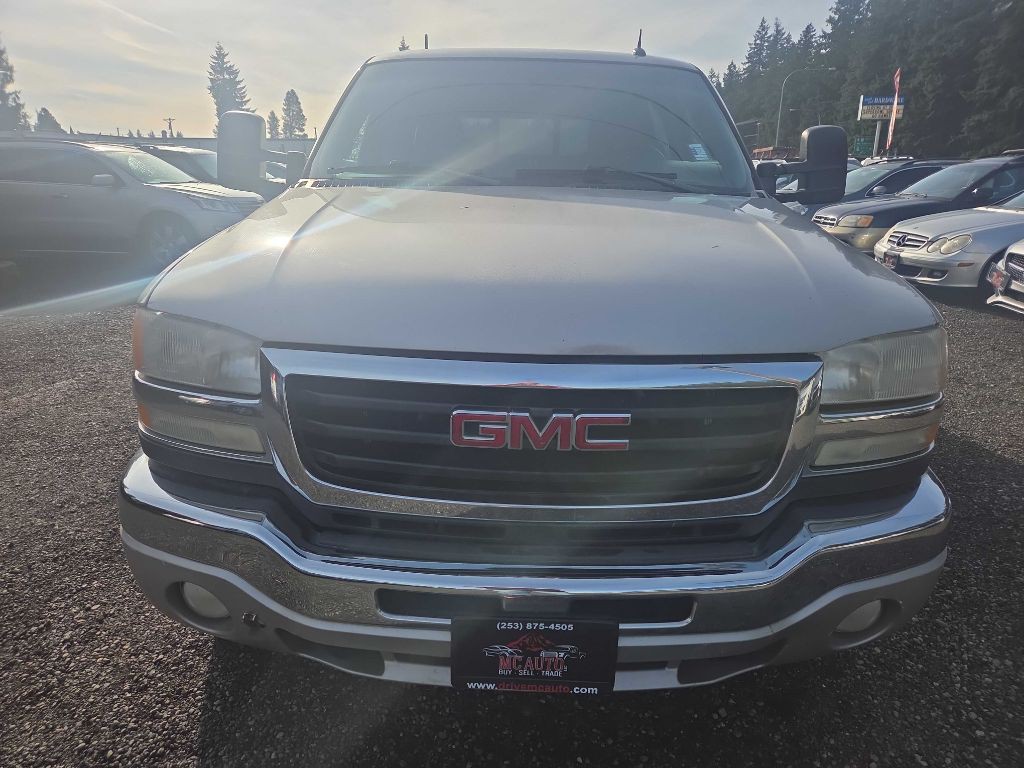 2005 GMC Sierra 2500 Image 3