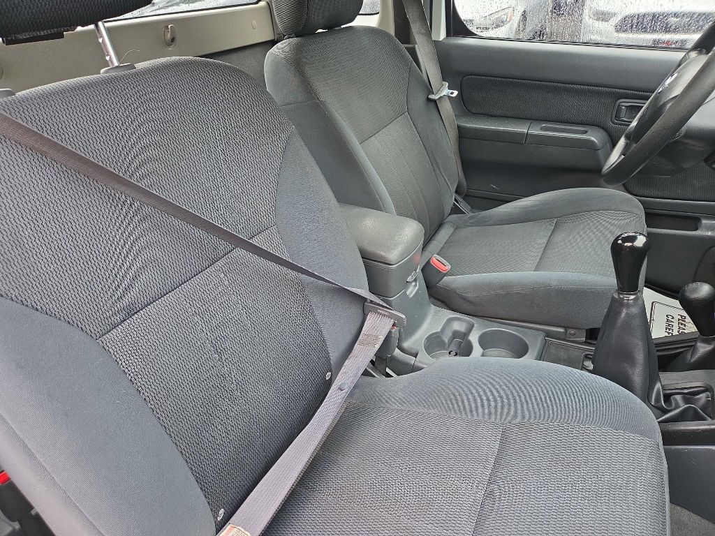 2004 Nissan Frontier Image 10