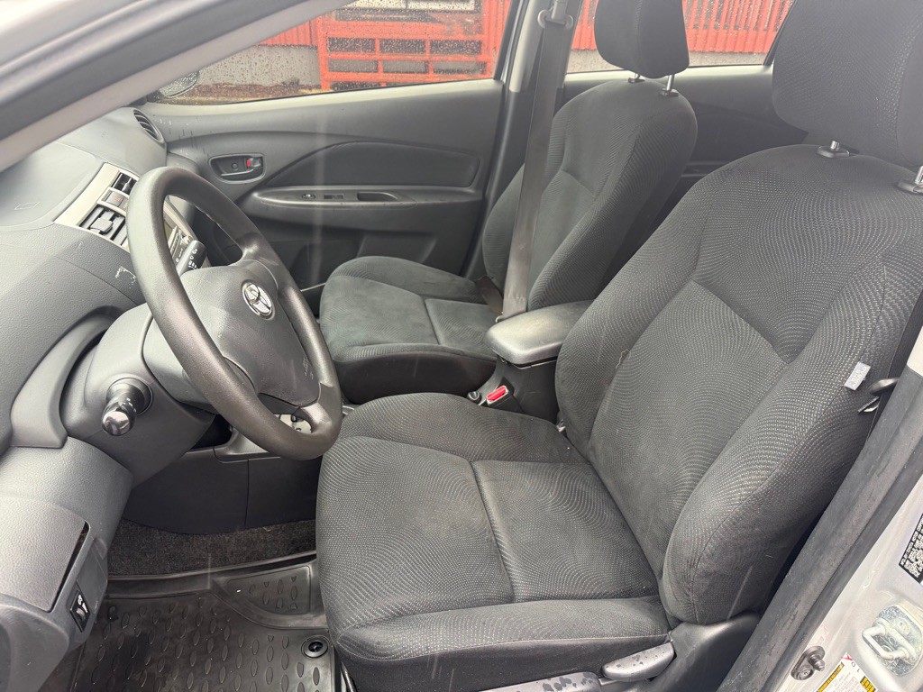 2012 Toyota Yaris Image 9