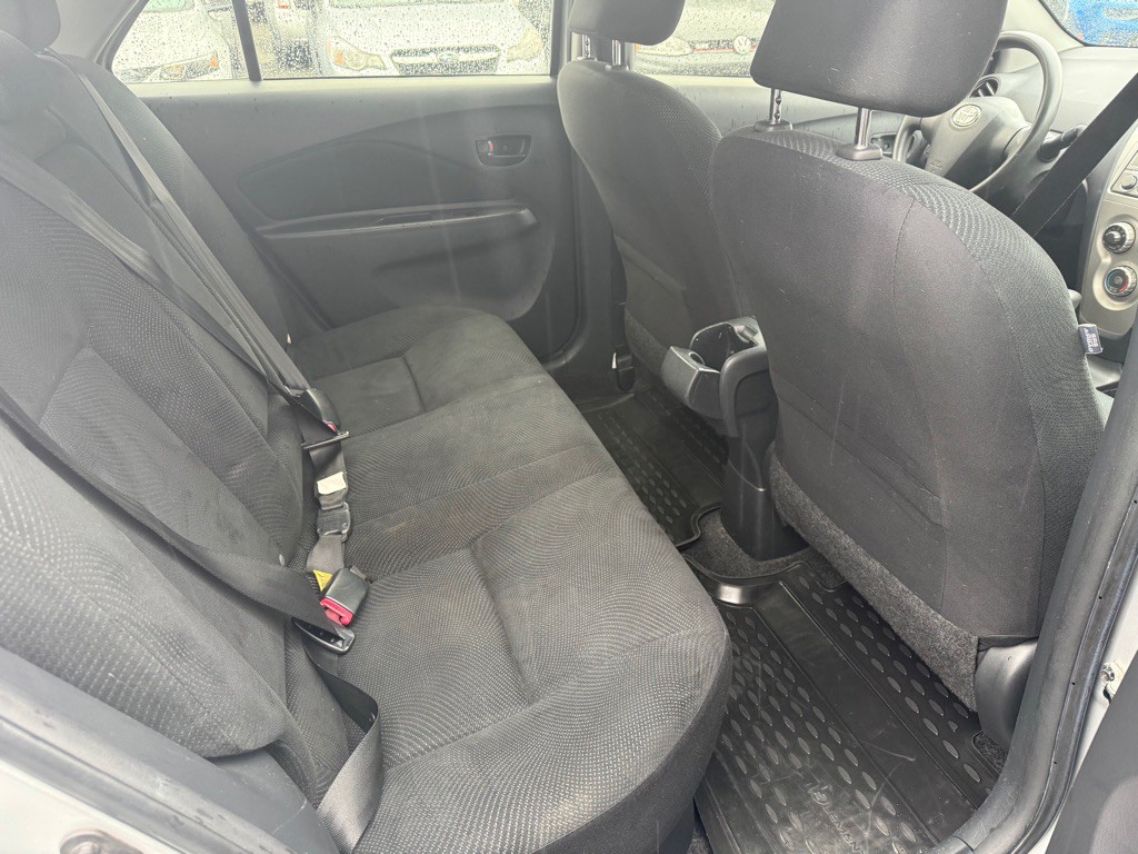 2012 Toyota Yaris Image 11
