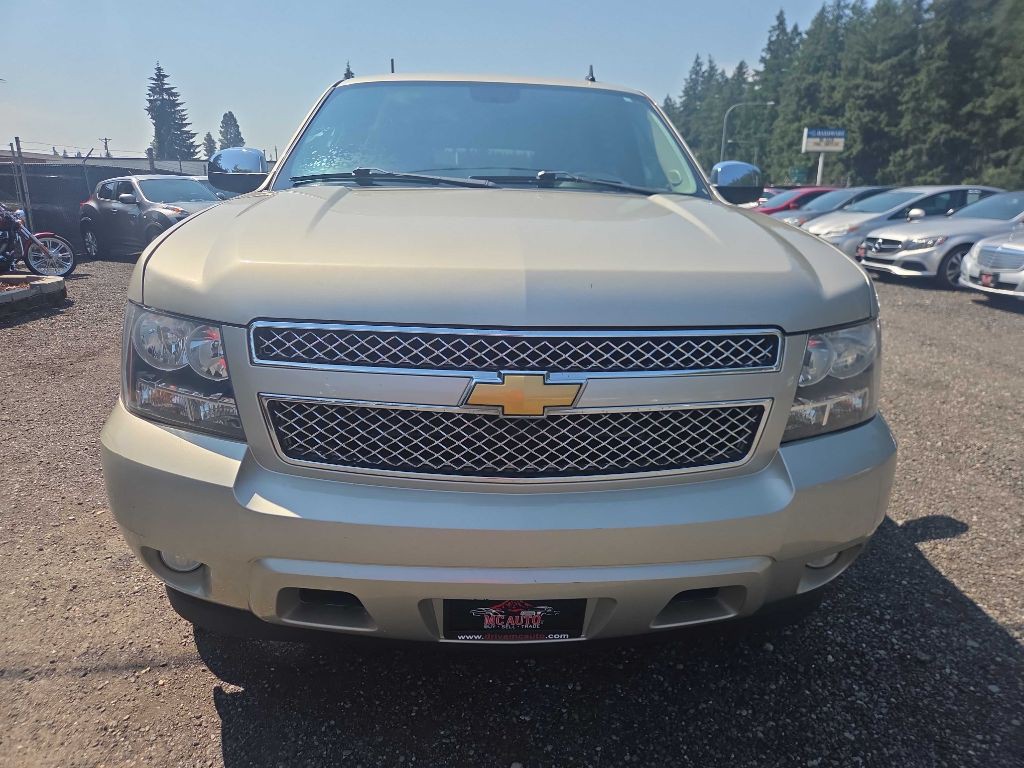 2014 Chevrolet Suburban Image 3