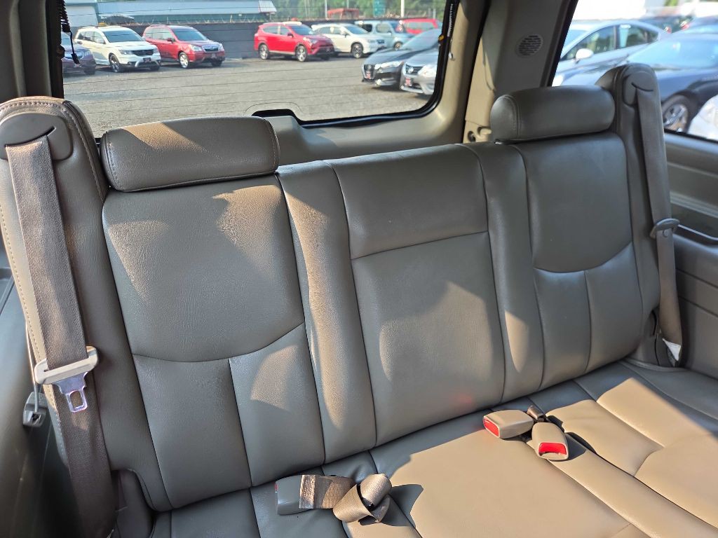 2005 Chevrolet Suburban Image 11