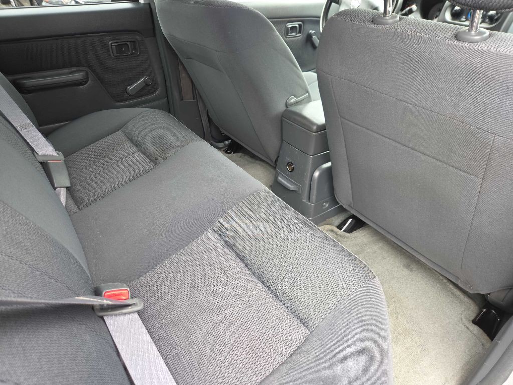 2003 Nissan Frontier Image 10