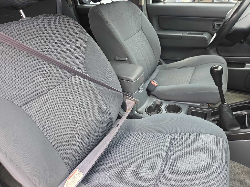 2003 Nissan Frontier Image 12