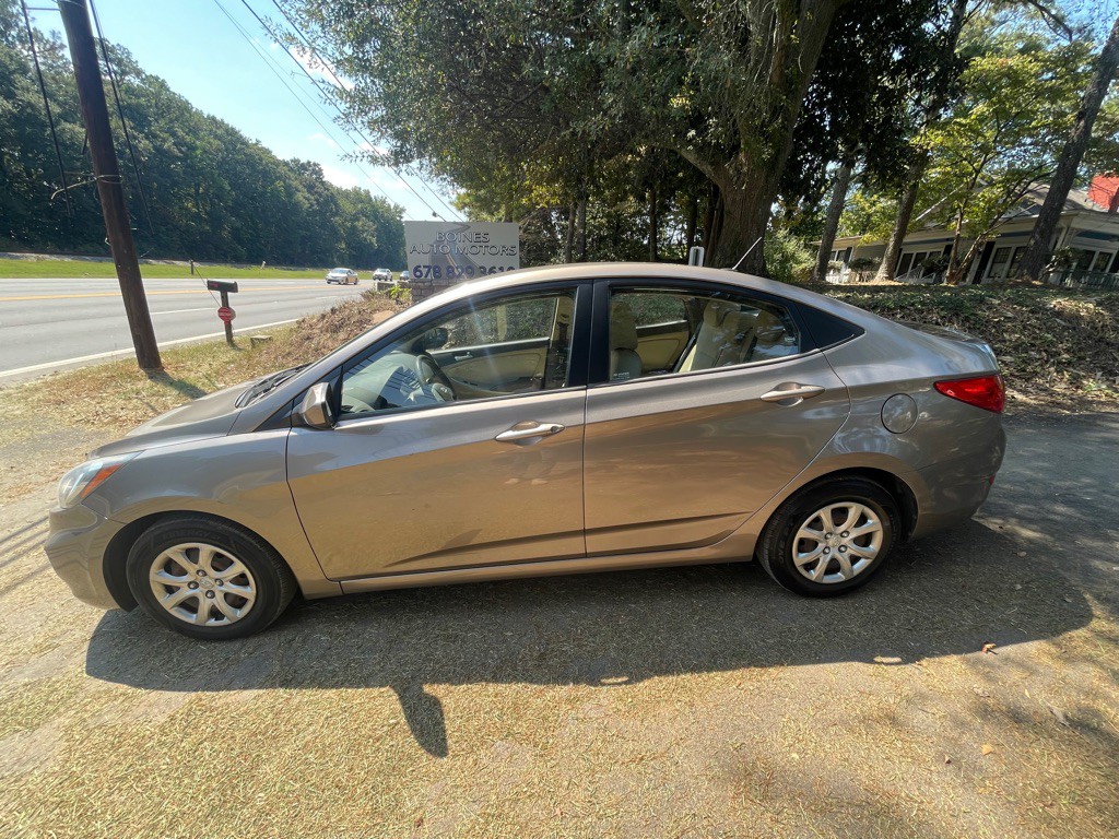 2013 Hyundai Accent Image 8