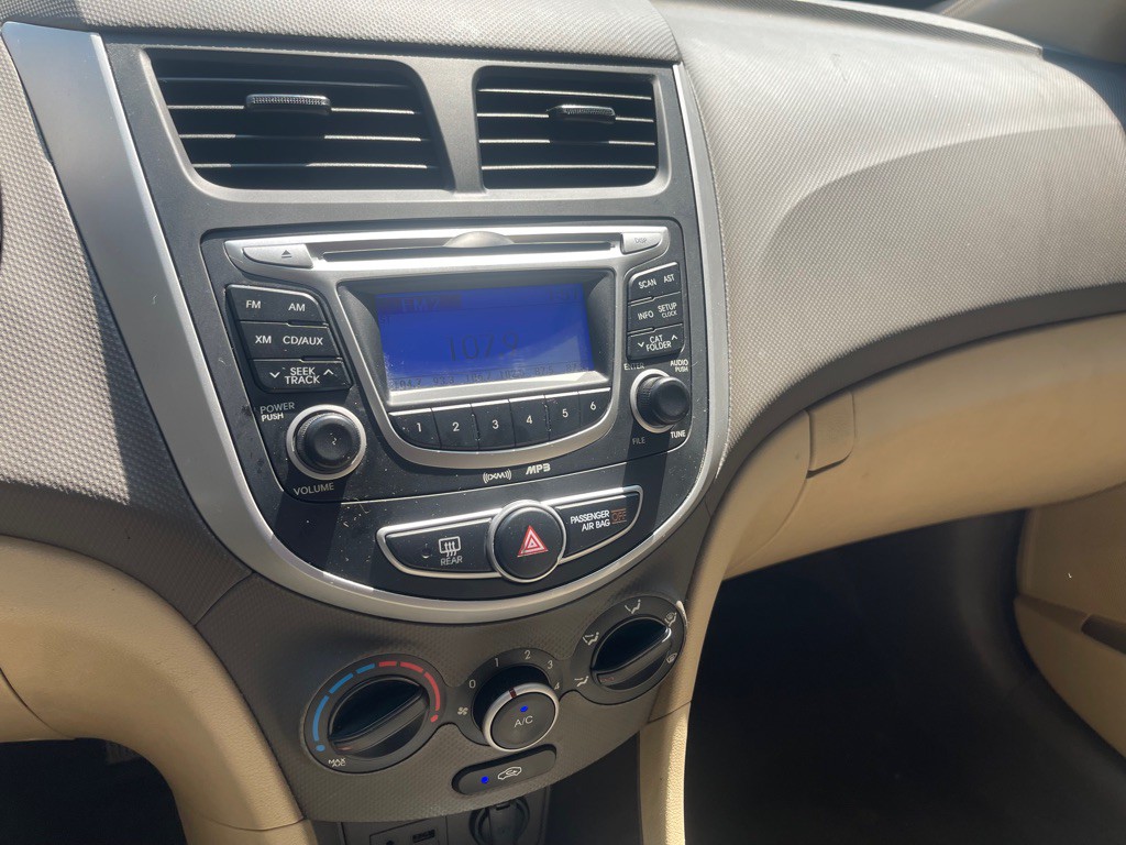 2013 Hyundai Accent Image 15