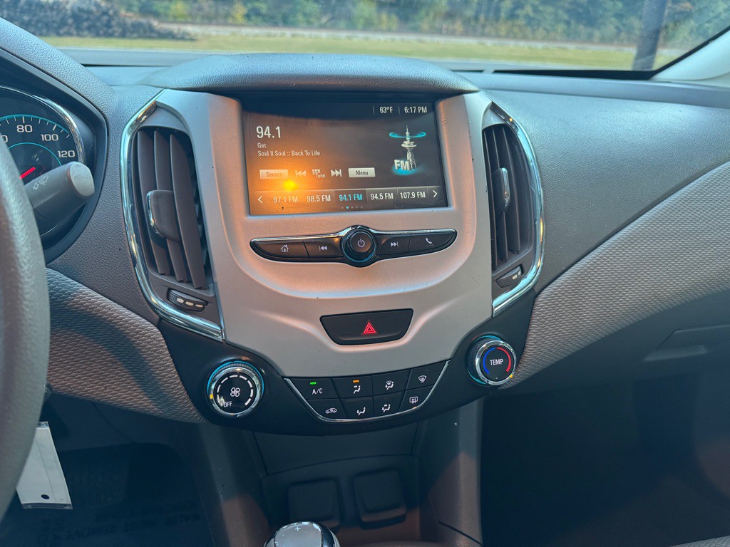 2018 Chevrolet Cruze Image 12