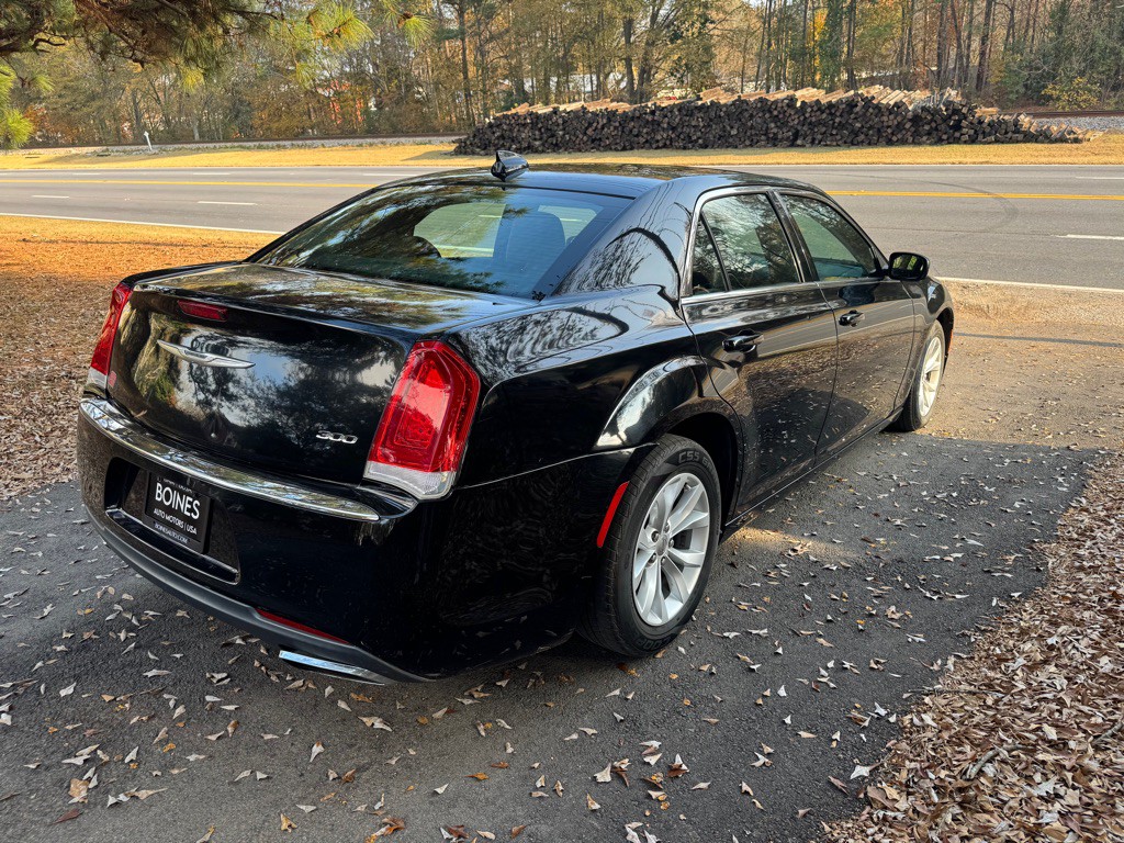 2015 Chrysler 300 Image 4
