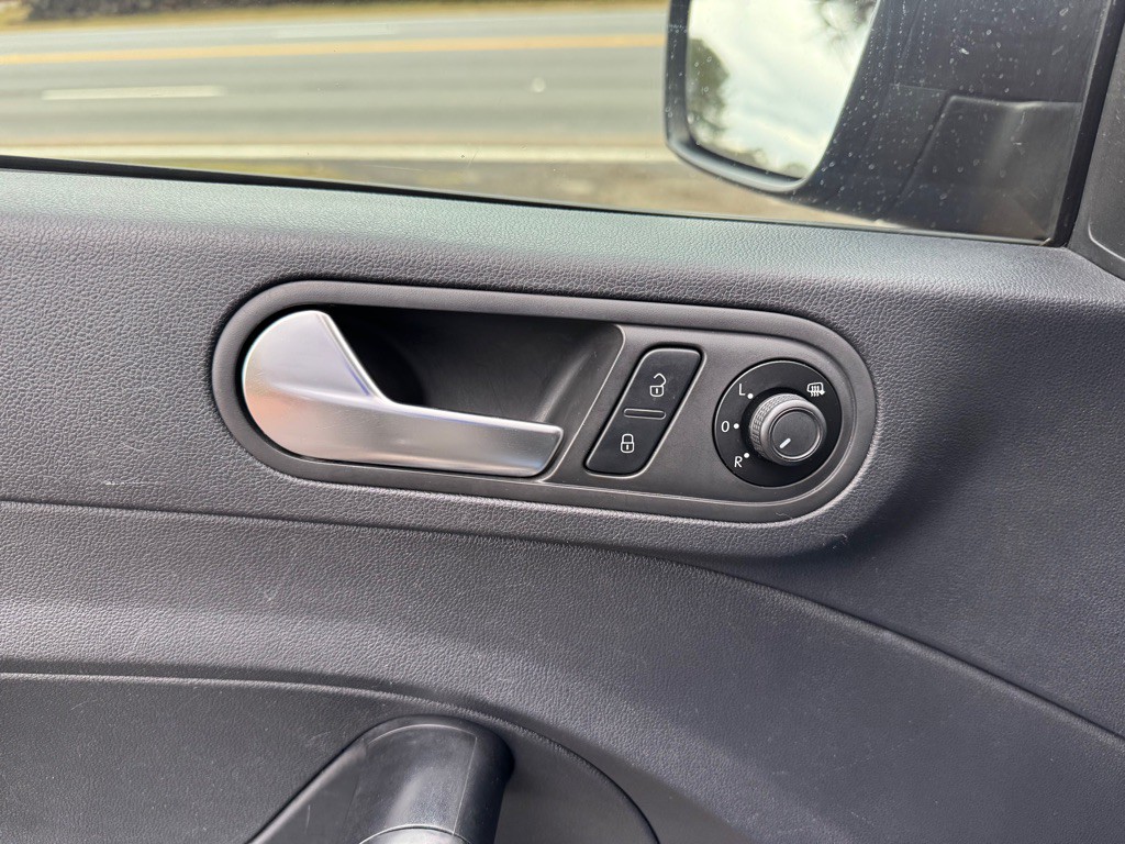 2017 Volkswagen Beetle Image 9