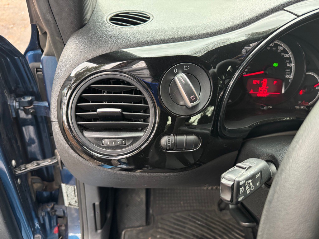 2017 Volkswagen Beetle Image 10