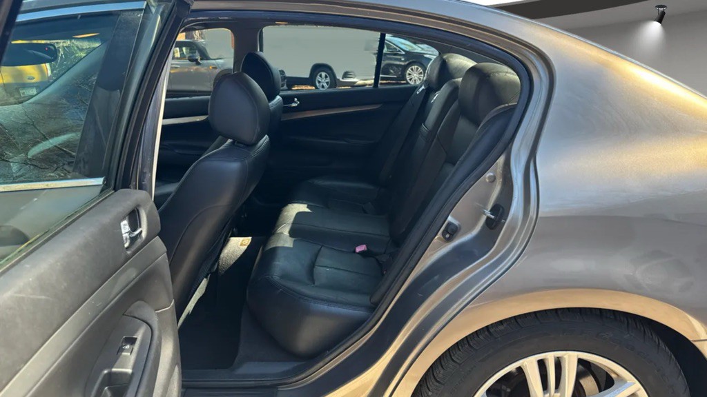 2010 INFINITI G37 Image 9