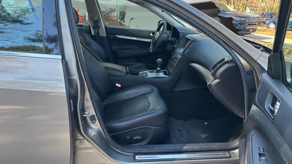 2010 INFINITI G37 Image 11
