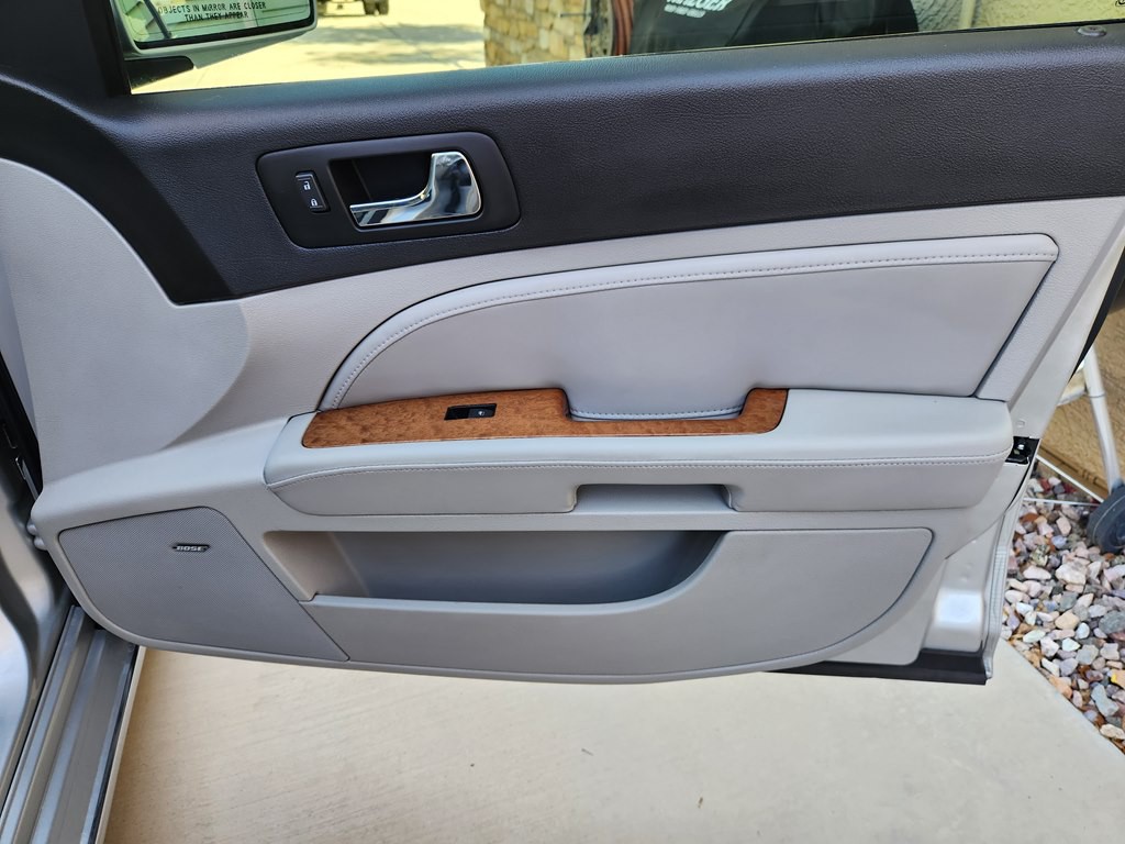 2011 Cadillac STS Image 24