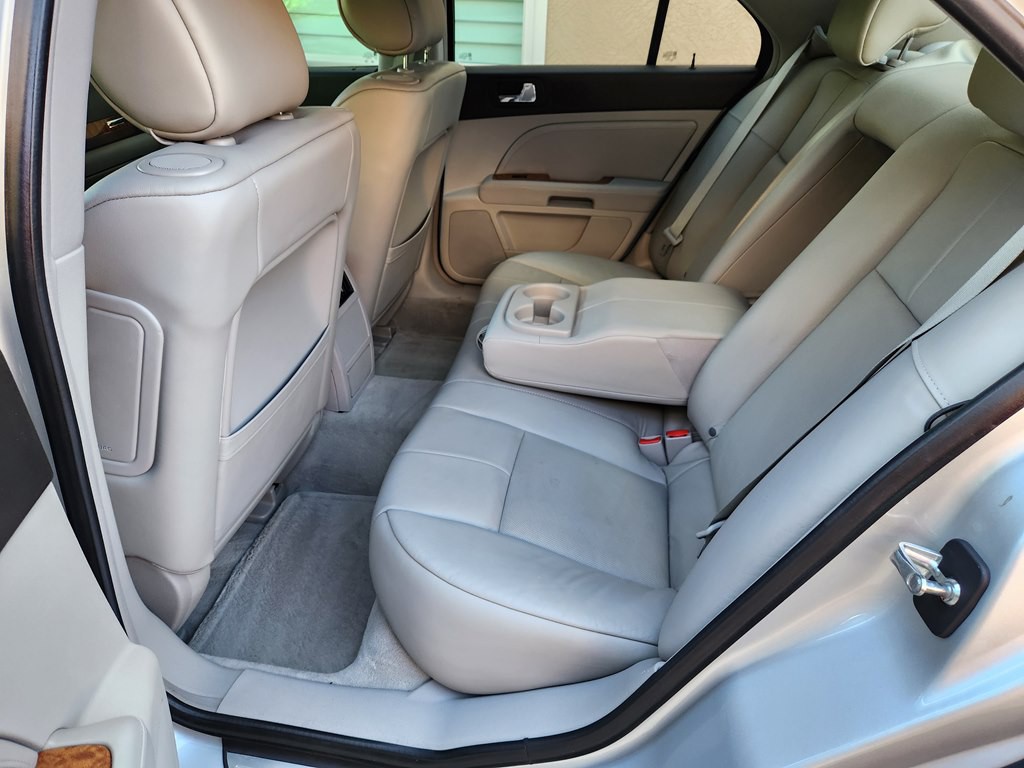 2011 Cadillac STS Image 27