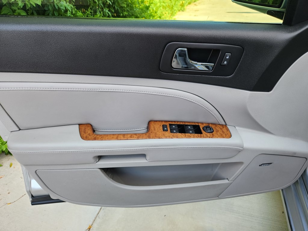 2011 Cadillac STS Image 32