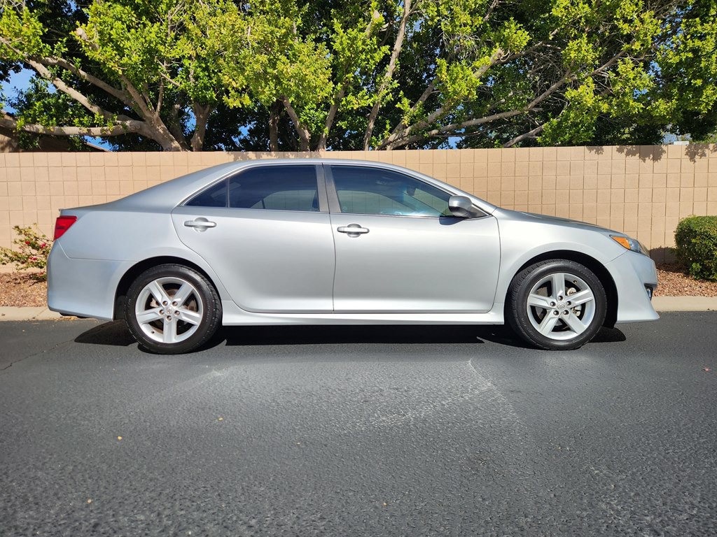 2013 Toyota Camry Image 2