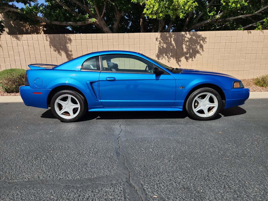 2000 Ford Mustang Image 2