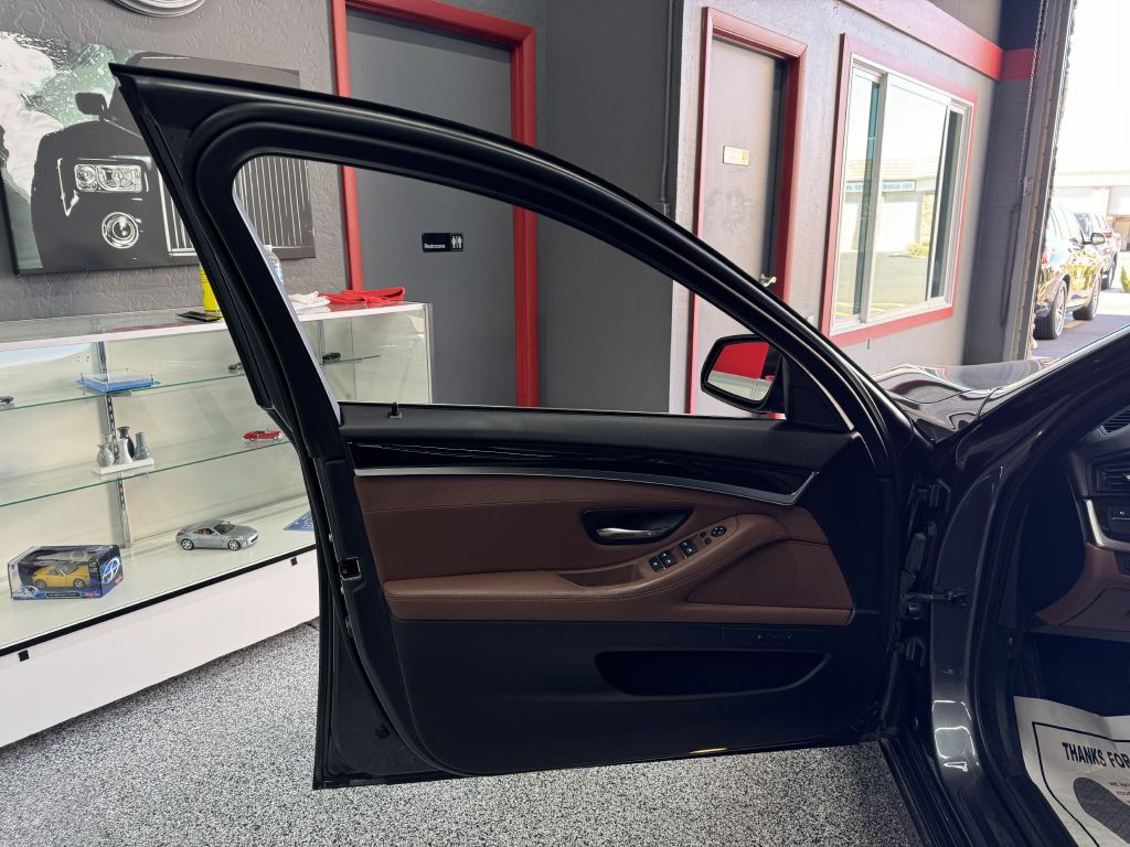 2015 BMW 5 Series Image 9