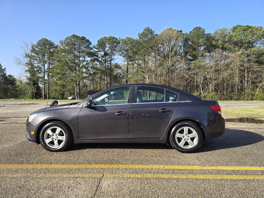 2014 Chevrolet Cruze Image 2