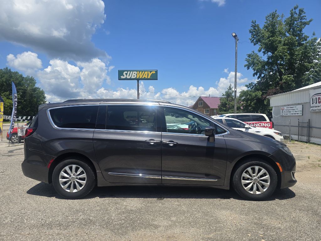 2017 Chrysler Pacifica Image 5