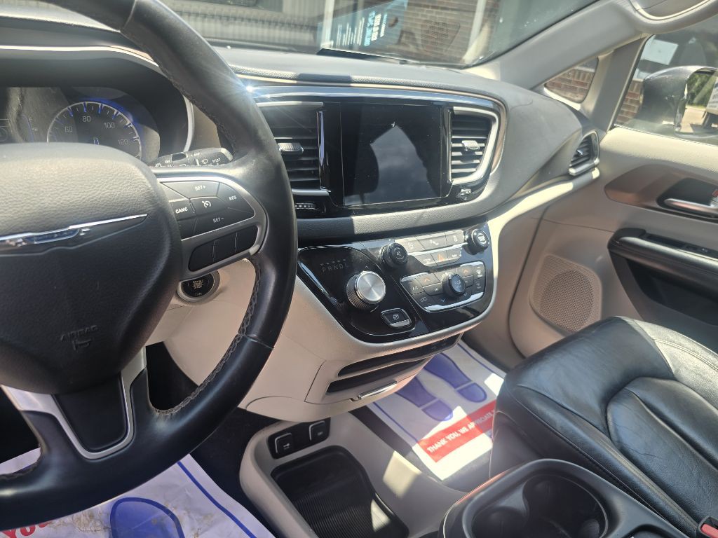2017 Chrysler Pacifica Image 13
