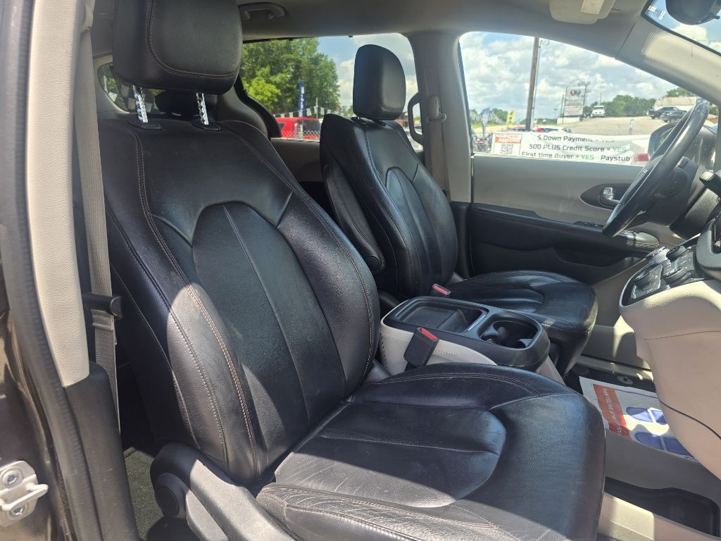 2017 Chrysler Pacifica Image 17