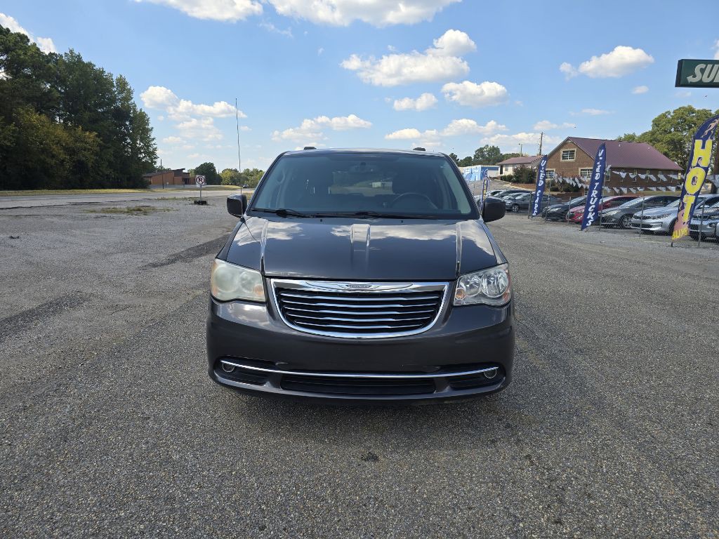 2015 Chrysler Town & Country Image 2