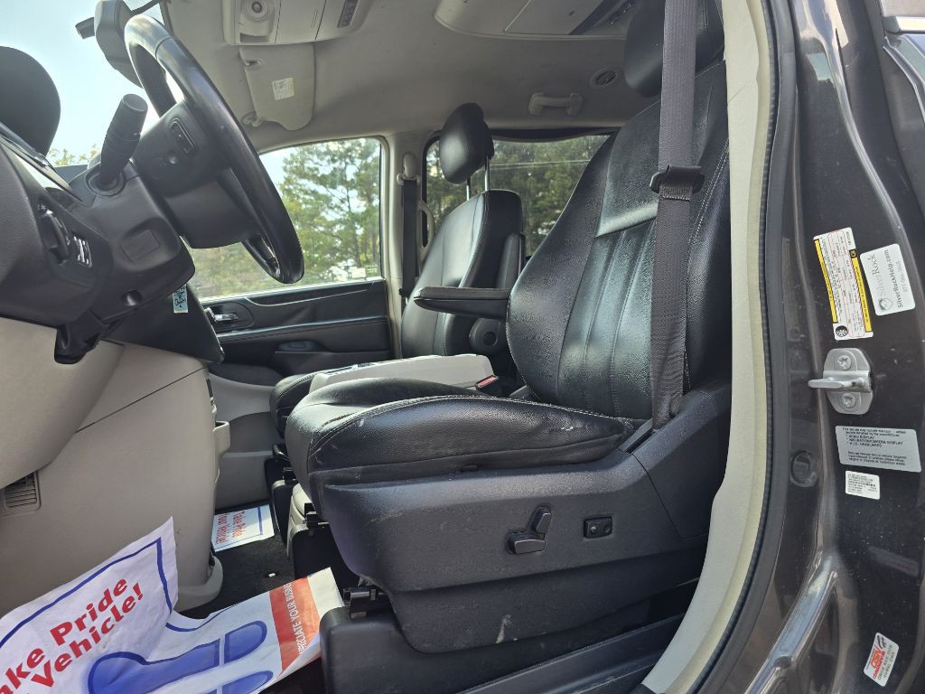 2015 Chrysler Town & Country Image 11