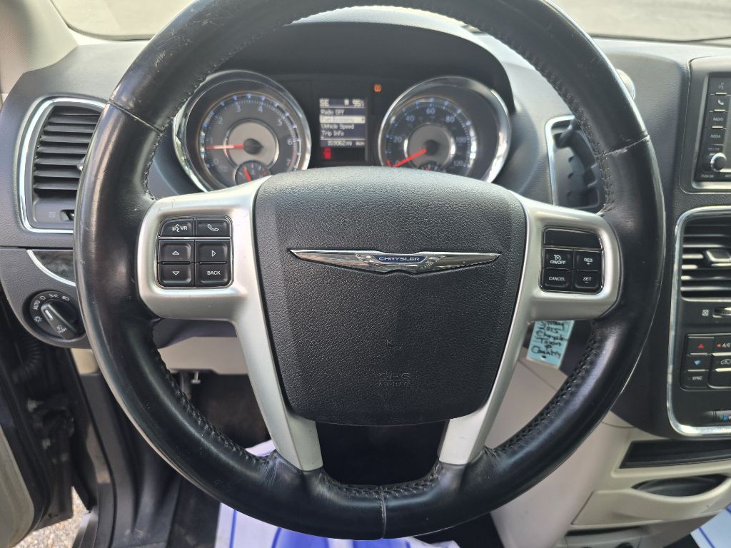 2015 Chrysler Town & Country Image 12