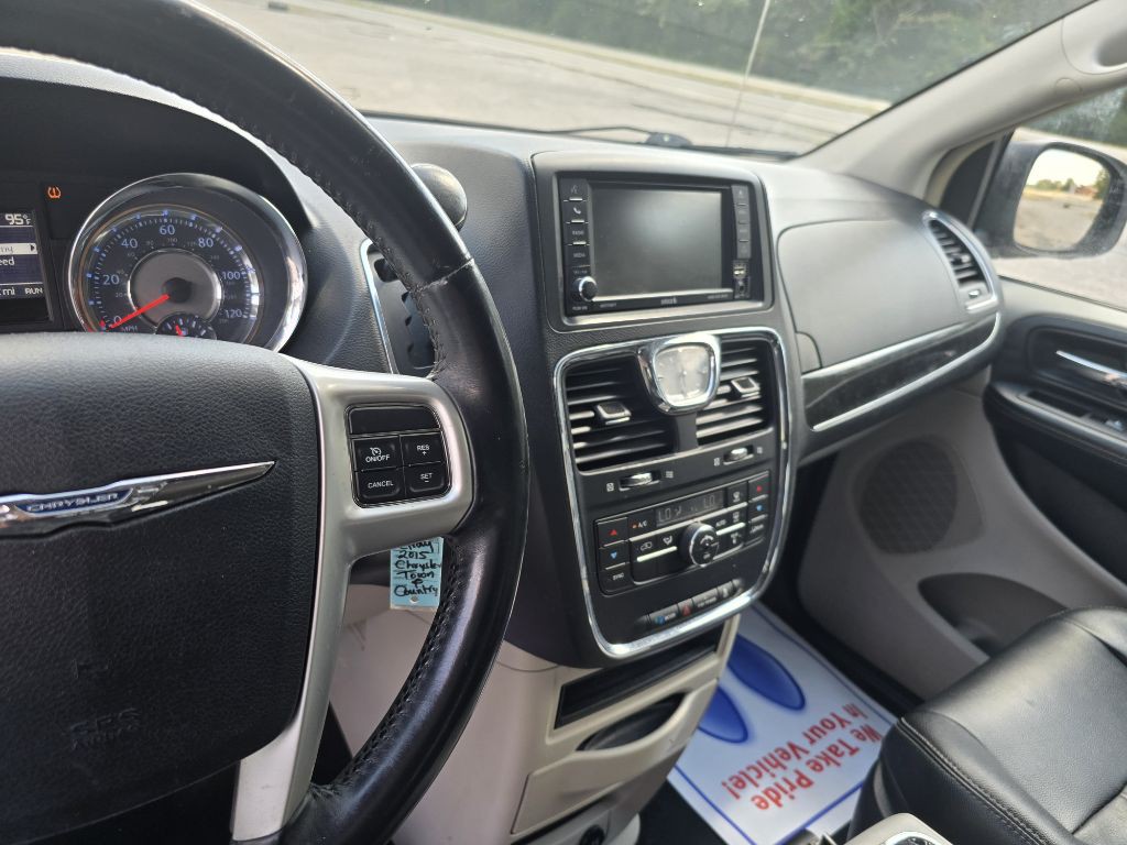 2015 Chrysler Town & Country Image 13