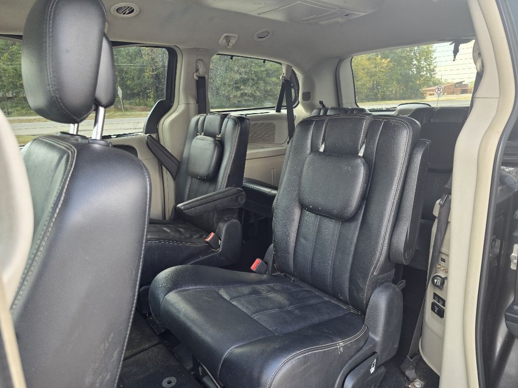 2015 Chrysler Town & Country Image 14