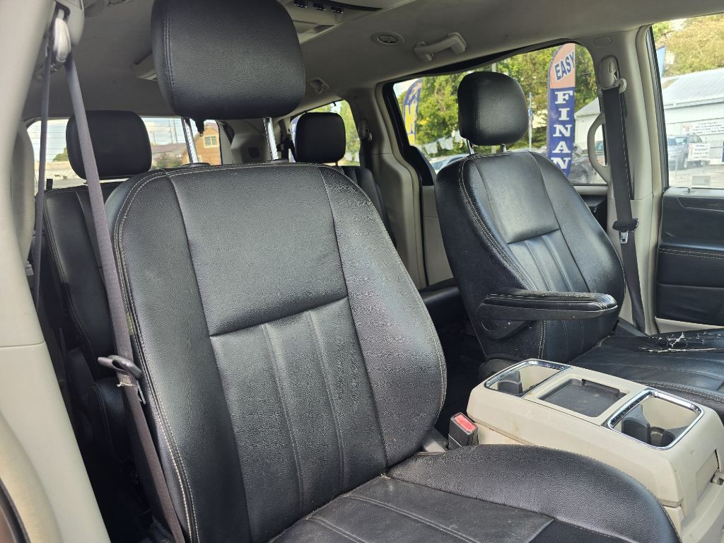 2015 Chrysler Town & Country Image 16