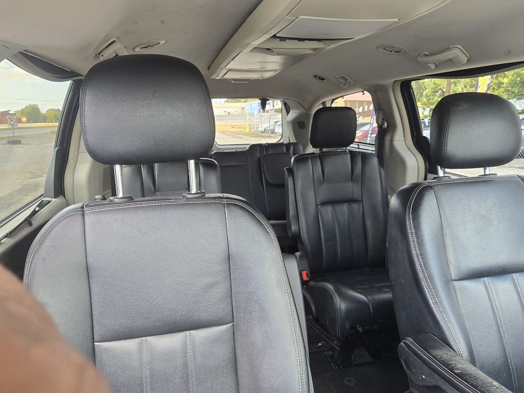 2015 Chrysler Town & Country Image 17
