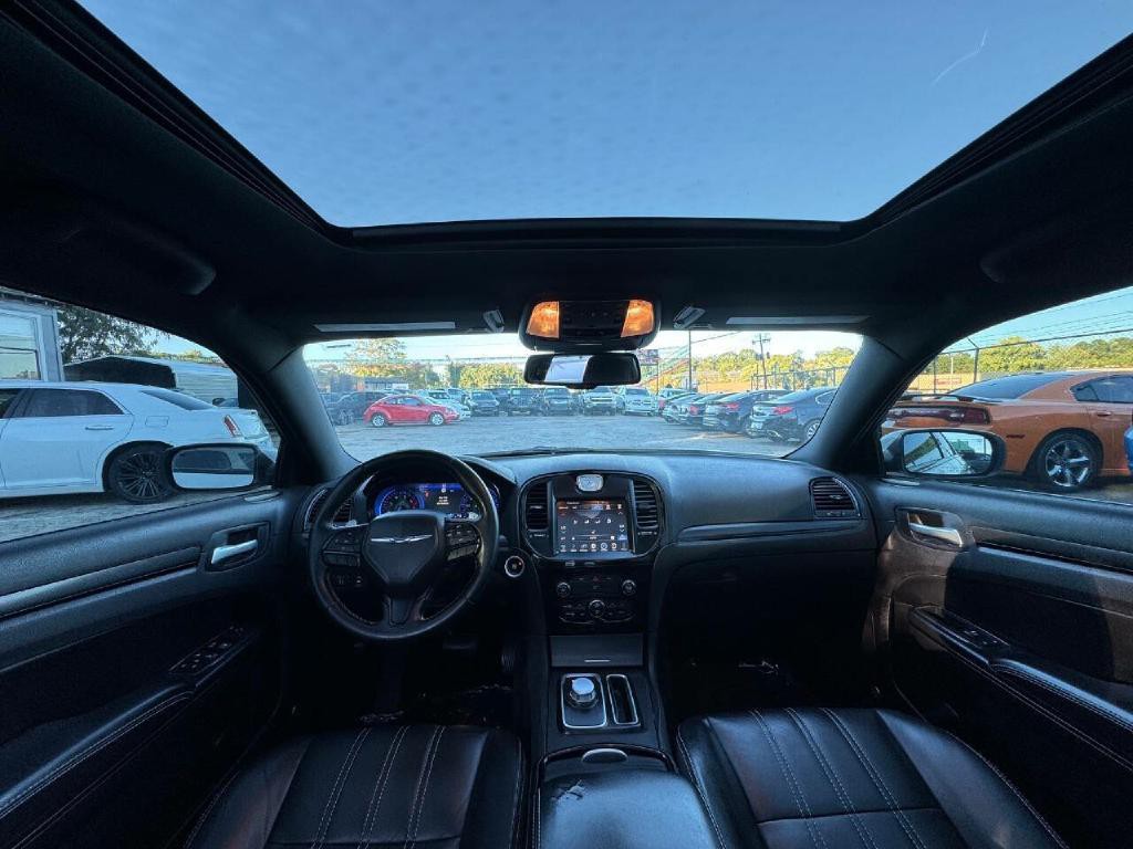 2016 Chrysler 300 Image 9