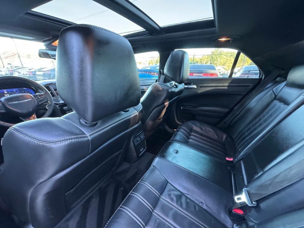 2016 Chrysler 300 Image 12